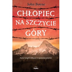 Chłopiec na szczycie góry